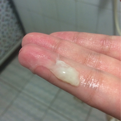 陰部流出來(lái)的液體是什么？全面解析女性分泌物，女性陰部流出液體的全面解析，了解女性分泌物成分與特性