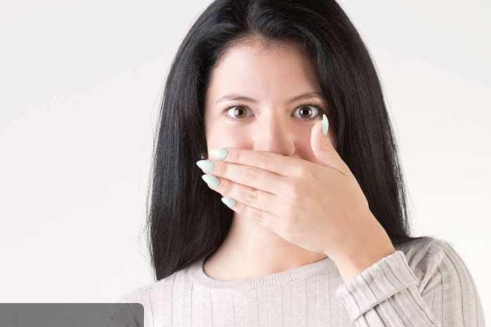 女人長期口臭的原因及其解決方法，女人長期口臭成因與解決方案