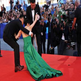 韓國(guó)女星走紅毯意外摔倒，背后的故事與啟示，韓國(guó)女星走紅毯意外摔倒背后的故事與反思